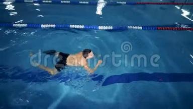 一个带假肢的<strong>运动</strong>员在游泳池里游泳，俯视图。